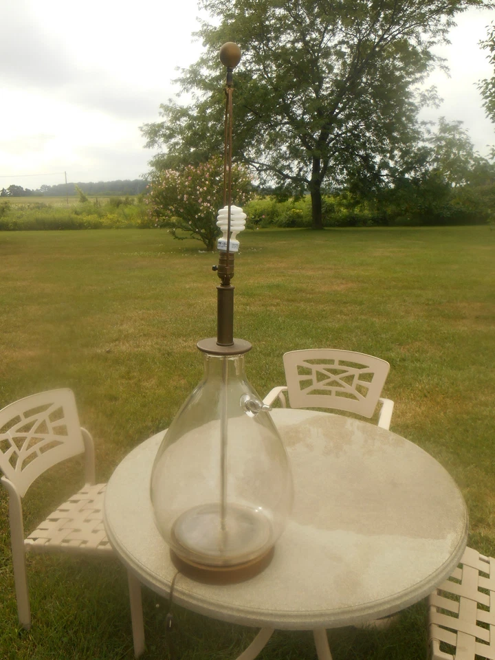 Lámpara de mesa vintage MCM grande de gran tamaño soplado a mano de vidrio transparente base de latón Foto 2 de 4