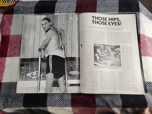 People Magazine July 28 1986 Hollywood Hunks' 86 Dangerfield and DeVito Bikini - Picture 14 of 22