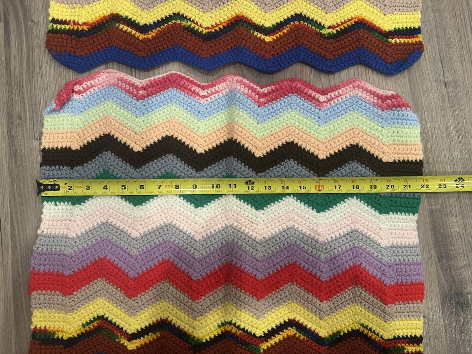 2 件套复古 70 年代复古手工钩针编织桌垫 22 英寸 X 17 英寸多色雪佛龙 — 第 2/3 张图片