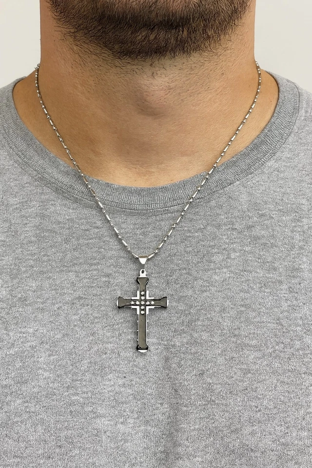 Collar cruzado de acero inoxidable con incrustaciones de resina y cristal negro para regalo para hombre  Foto 3 de 4