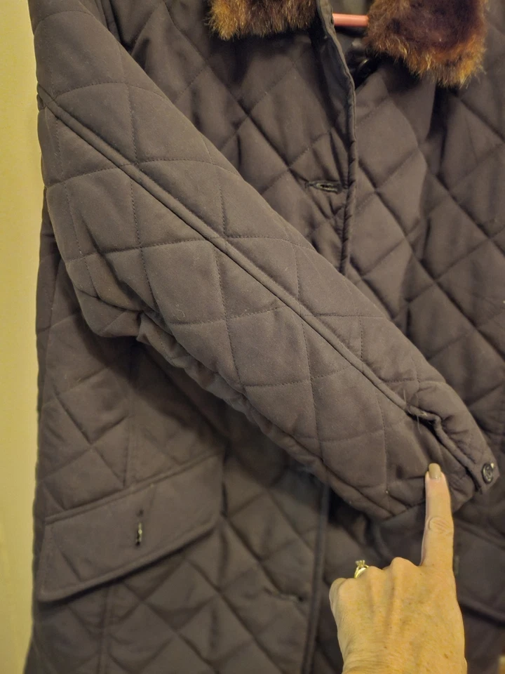Charter Club Ladies Black Quilted Coat w/ Fur Collar. Sz Med - Image 2 of 4