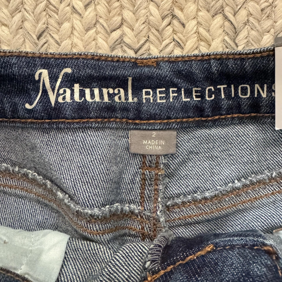 Shorts jeans feminino Natural Reflections 2, lavagem escura fim de semana corte desgastado - Imagem 2 de 4