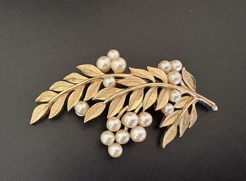 Vintage Brosche gebürstet goldfarben Perlen & Blätter Anstecknadel: signiert Krone Trifari - Bild 2 von 6