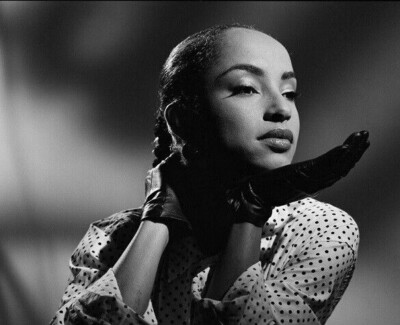 Sade Unsigned 10'' x 8'' Photo - Beautiful singer - Donation to Charity *18