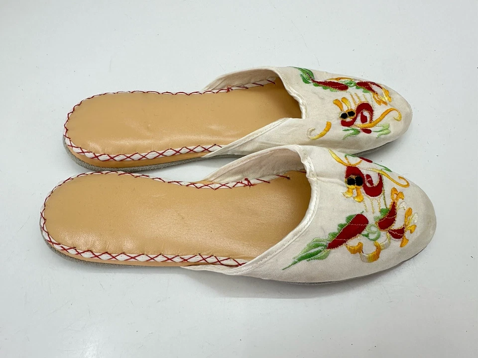 Zapatillas Mujer Talla 6 Blanco Satinado Bordado Dragón Sin Cordones De Colección Foto 2 de 4