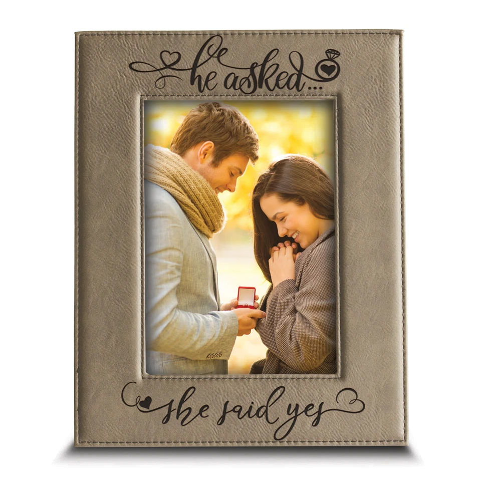 Bella Busta - Preguntó... Ella dijo SÍ - Marco de fotos de cuero de compromiso Foto 2 de 4