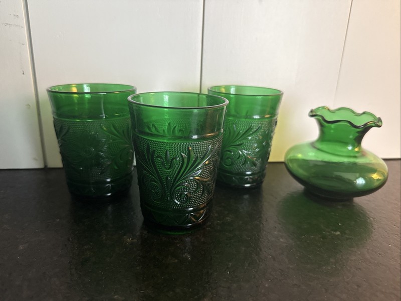 3 Vintage Anchor Hocking Emerald Green Sandwich Glass Juice Glasses 3.5” & Vase