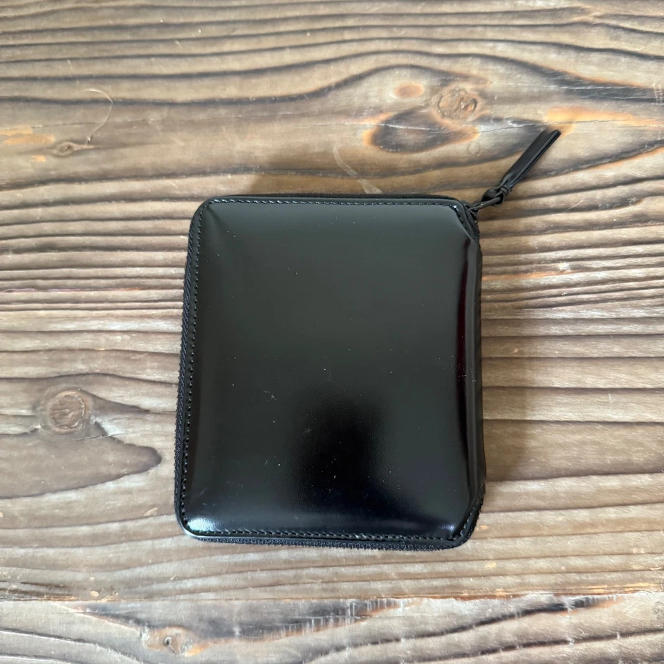 Cartera monedero Comme des Garcons de cuero negro brillante con cremallera alrededor Foto 2 de 4