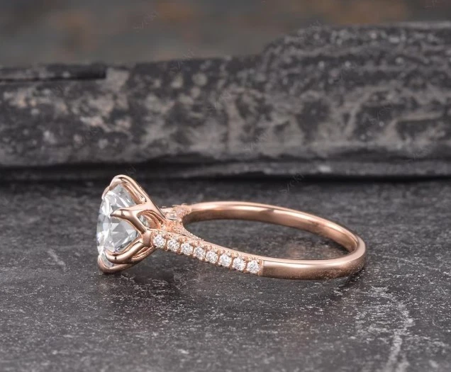 Anillo de compromiso de oro rosa macizo de 10 k con certificado de diamantes cultivados en laboratorio de corte redondo de 2 quilates Foto 3 de 4