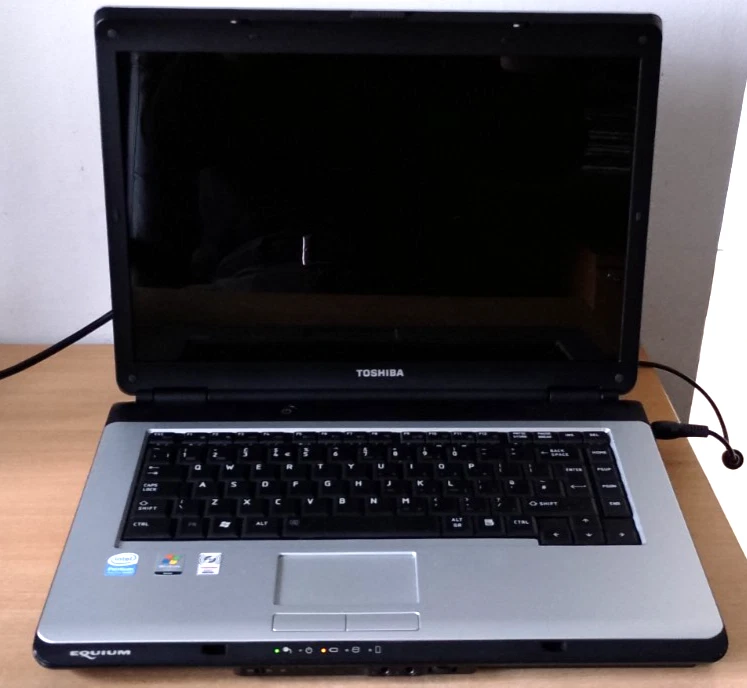Vintage Toshiba Equium L300-146 - Win Vista - Dual Core - WiFi - New Battery - Image 2 of 4
