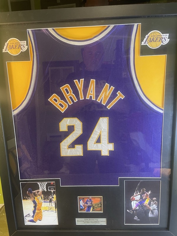 KOBE BRYANT FRAMED LOS ANGELES LAKERS PURPLE JERSEY  WITH PATCH CARD LQQK