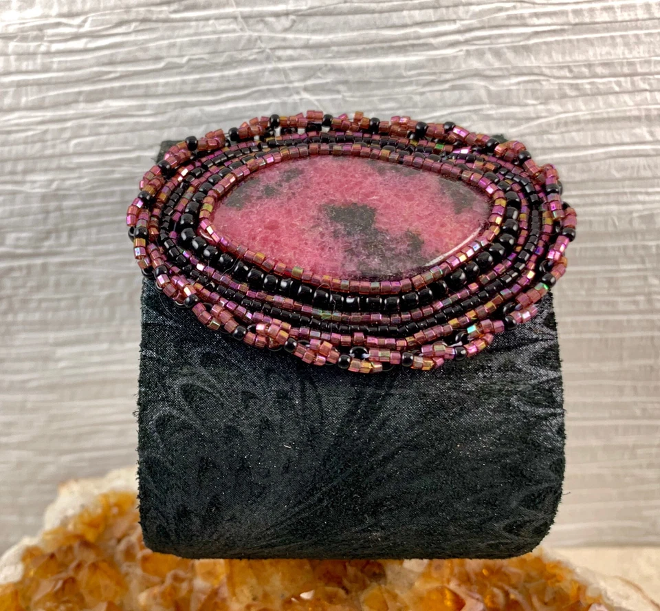 Brazalete ajustable de rodonita con cuero y abalorios Foto 4 de 4
