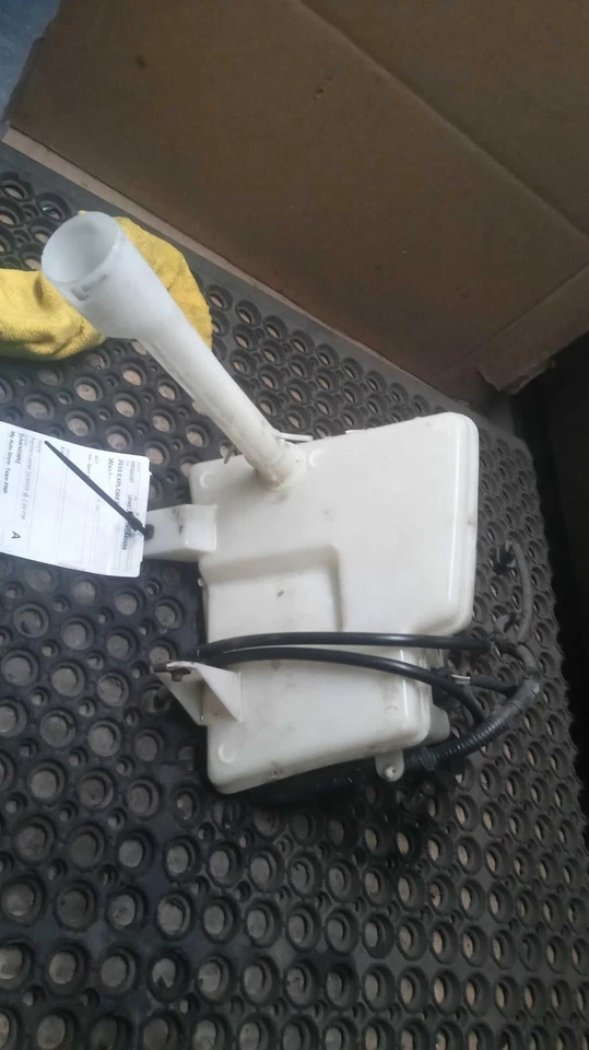 Used Washer Fluid Reservoir fits: 2010 Ford Explorer exc. Sport Trac w/low fluid Foto 2 de 4