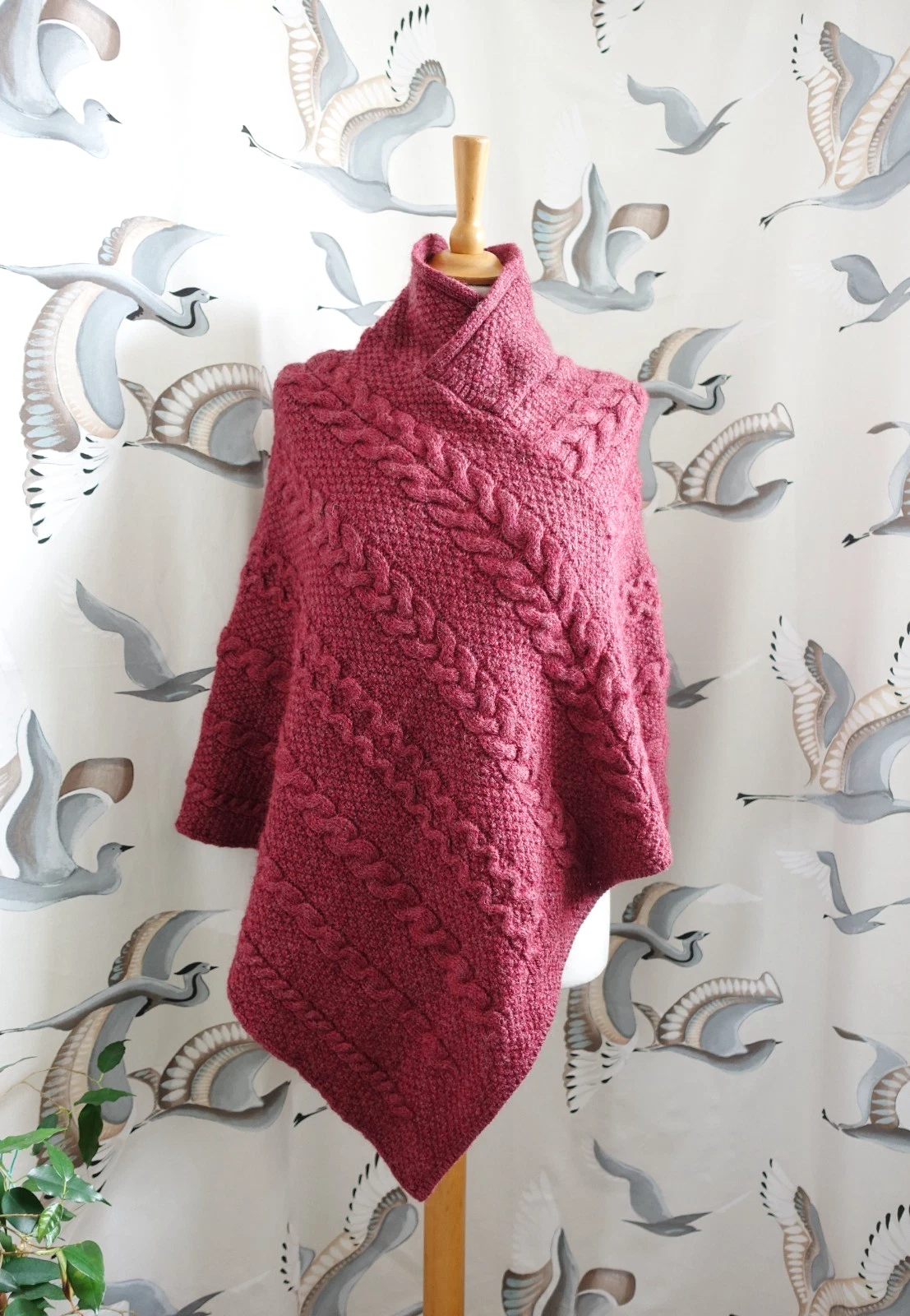 BRITISH WOOL NATURALLY Purple cable knit Wool poncho one size