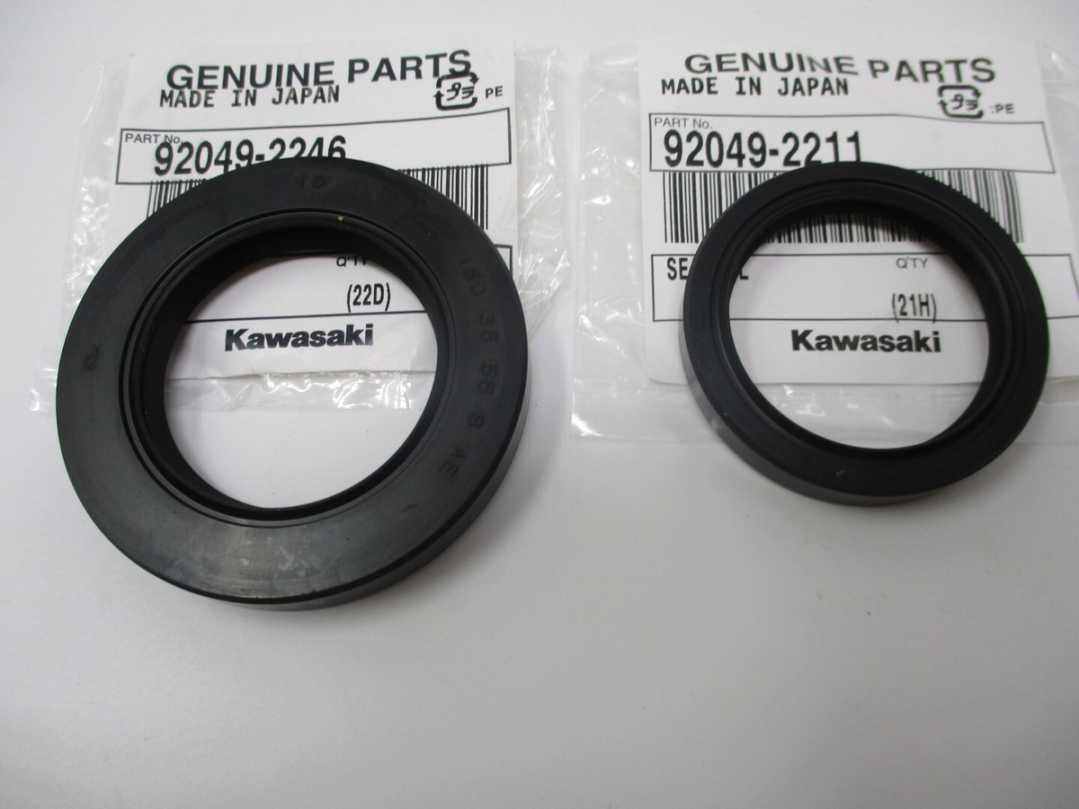 ピアス　No.4998 Genuine Kawasaki 92049-2246 & 92049-2211 Crankcase Oil Seals for