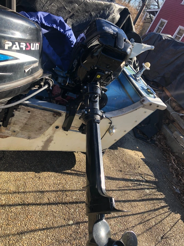 Motor fueraborda Mercury 5 hp 4 tiempos Marine Sail Power usado una vez solo agua dulce Foto 2 de 2