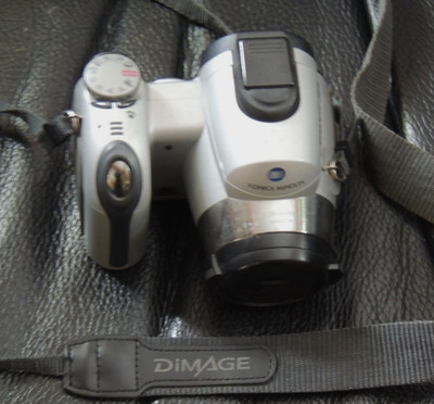 Konica Minolta Dimage Z3 Digital Kamera 4.0 Mega Pixels Silber Schwarz 35-420mm
