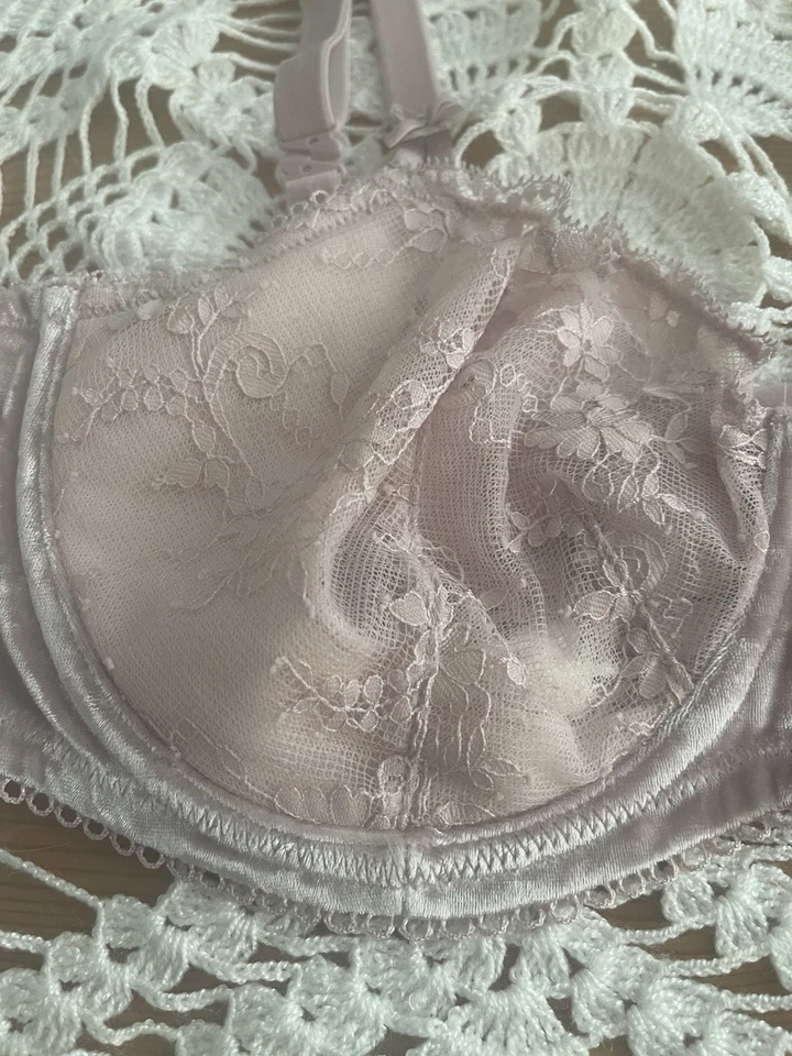 Sujetador Victoria's Secret Dream Angel push-up sin relleno terciopelo encaje champán 38DD Foto 3 de 4