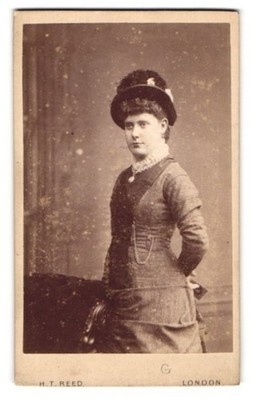Fotografie Henry T. Reed, London, 16, Tottenham Court Road, Junge Dame im modis 