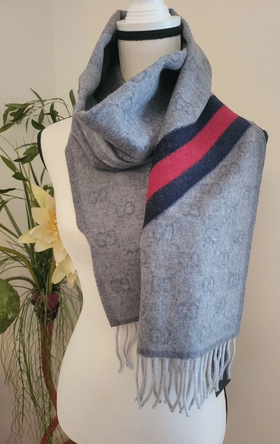 Echarpe Nikky neuve avec étiquette *GUCCI* Made in Italy grise toile laine Aplaca franges 37 x 190