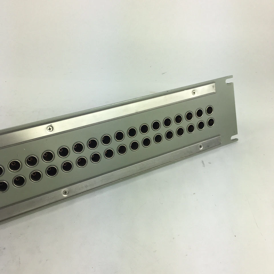 Trompeter Electronics Inc JSI-52 Insulated 52 Position Panel Wide Spacing - Image 3 of 4