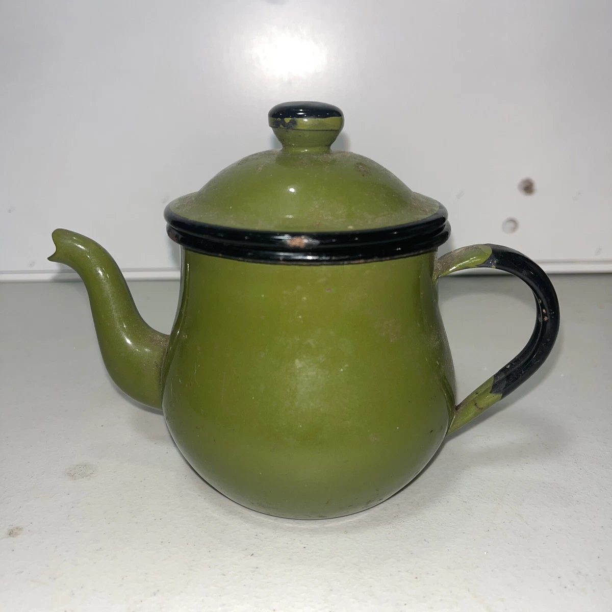 Shake White and Black Enamelware Pot with a Glass Lid