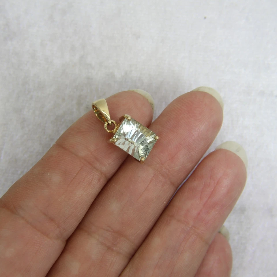 Colgante de amatista verde de oro de 9 quilates Foto 4 de 4