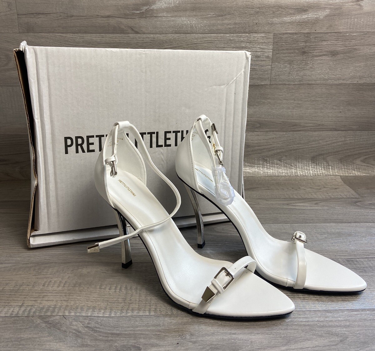 Zapatos de Tacón Pretty Little Thing Blanco y Cromo Plateado Talla UK 8 Con Caja Damas