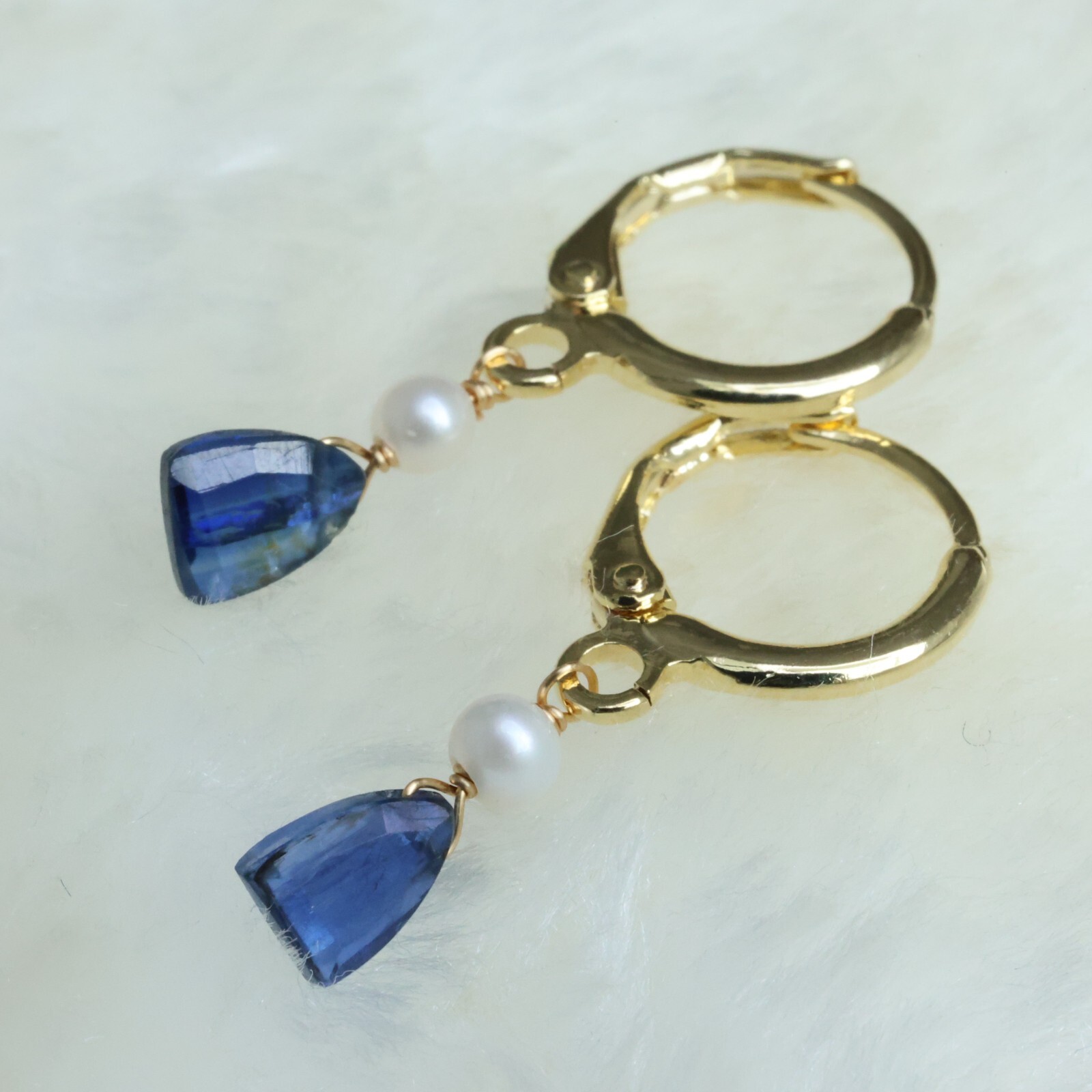 Boucles d'oreilles en or jaune avec cyanite et perle, le cadeau idéal pour femme