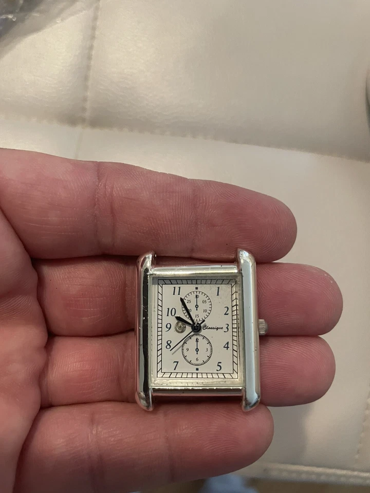 Reloj clásico funcionando no tiene correa �Se vende tal cual Foto 2 de 4