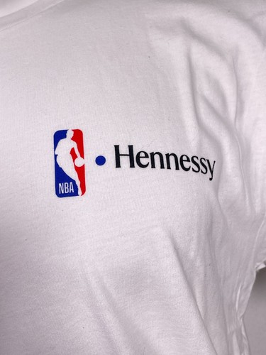 Camiseta blanca para hombre NBA x Hennessy Whiskey The Spirit of the NBA 1765 GRANDE - Imagen 3 de 10