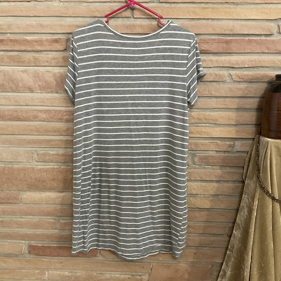 Camisón estilo camiseta a rayas Liz Claiborne mediano Foto 2 de 4