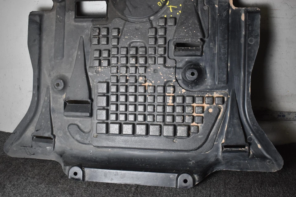 Mercedes Benz GLE 63 AMG S 2017-2019 base escudo central OEM de fábrica Foto 3 de 4