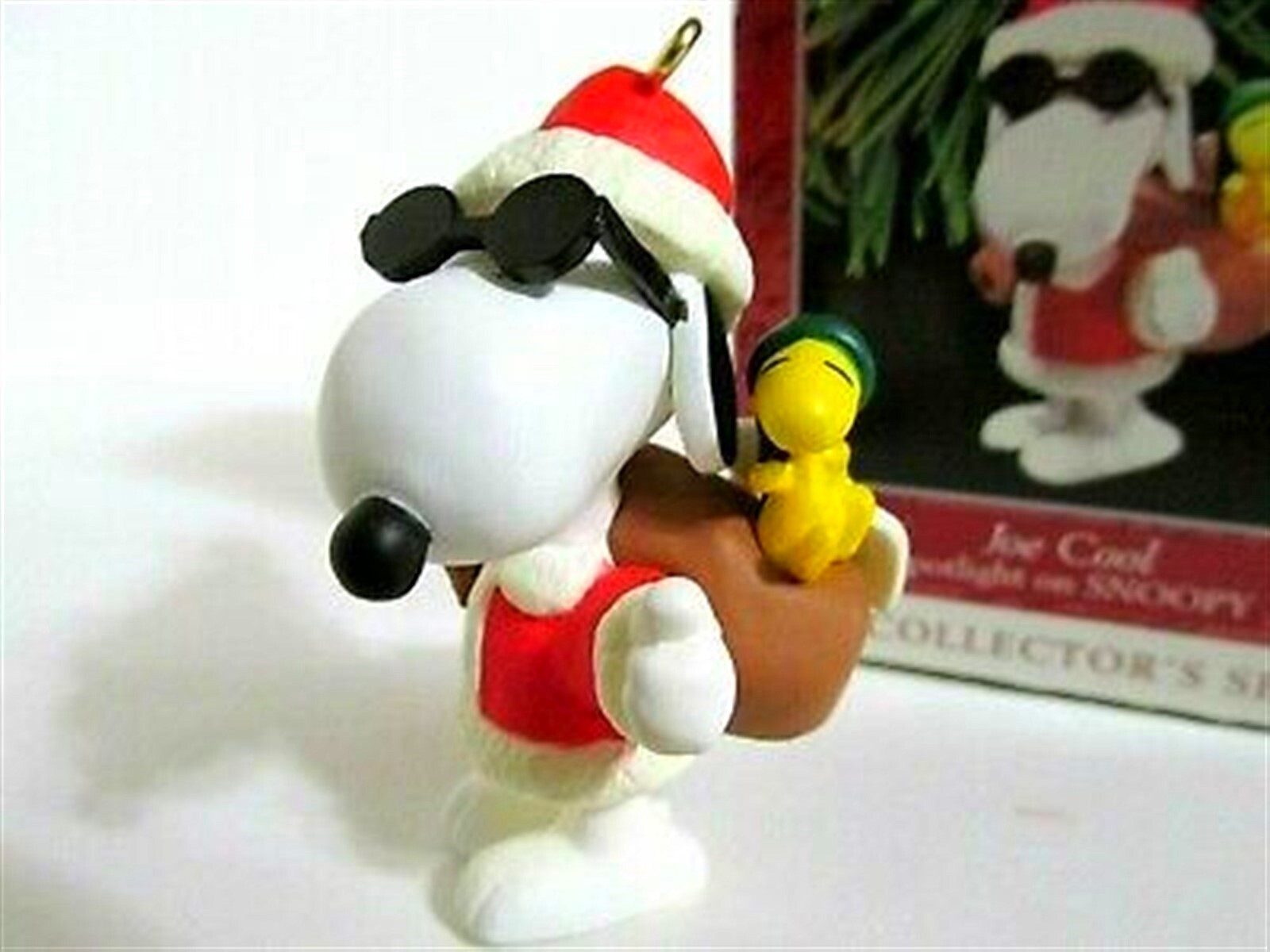 SNOOPY & CHARLIE BROWN HALLMARK CHRISTMAS ORNAMENT FIGURINE 1998 PEANUTS COLLECTIBLE