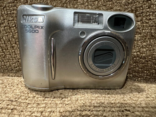 Nikon CoolPix 5600 5.1 MP Digital Camera- Silver , plus charger and case - Picture 3 of 9
