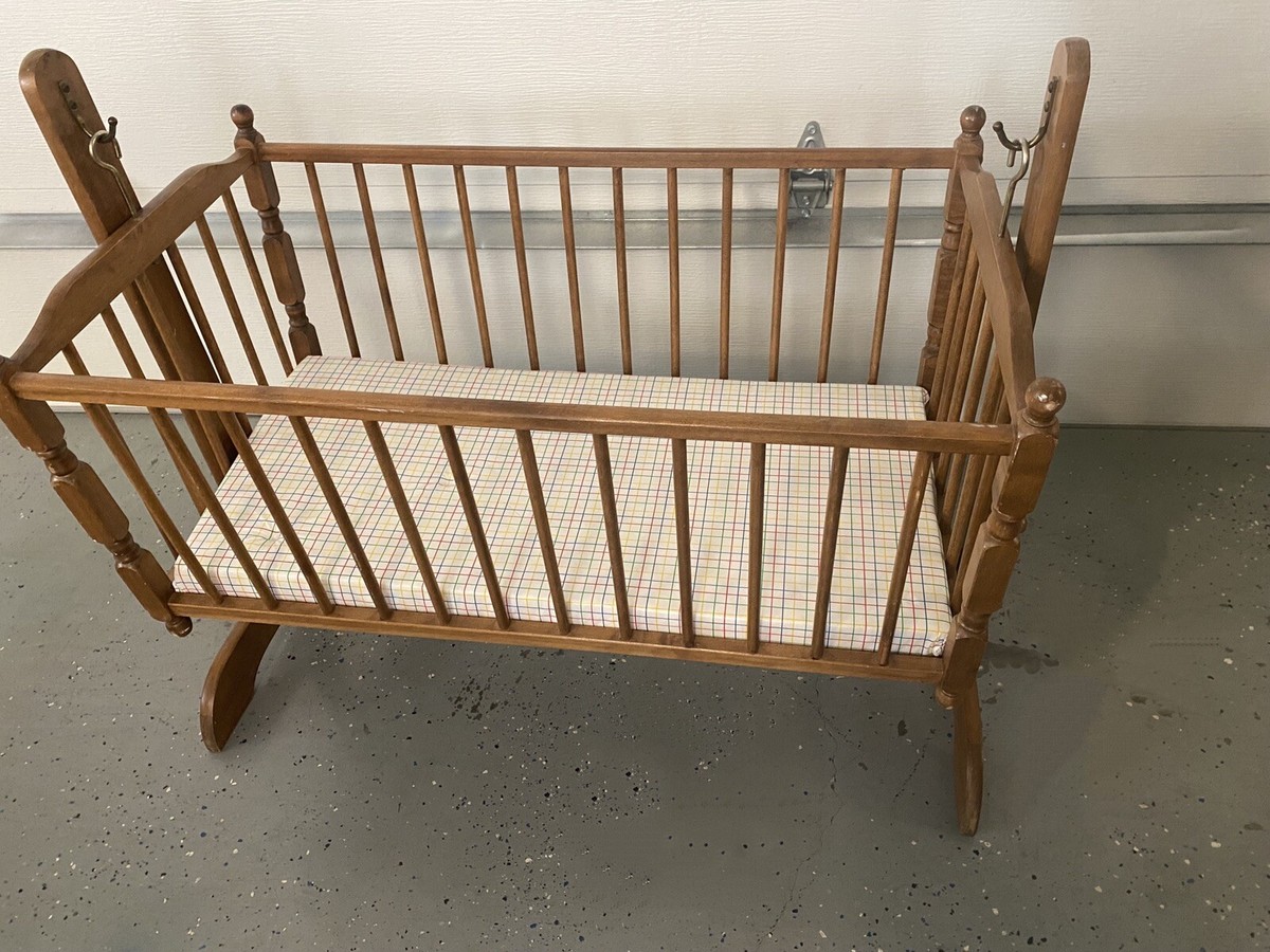 Vintage Wooden Spindle Portable Baby Cradle /Rocker/Crib