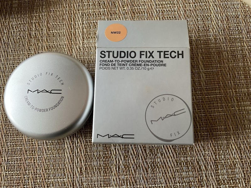 MAC STUDIO FIX TECH CREME TO POWDER FOUNDATION NW22  NIB!
