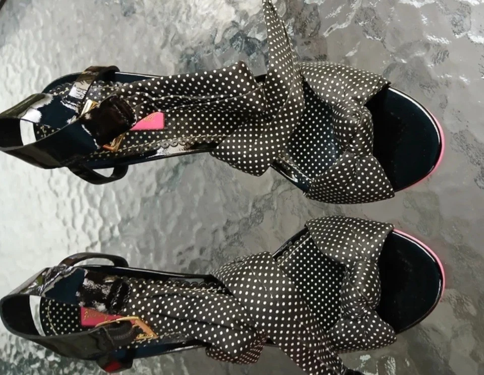 Stiletto Betsey Johnson Vero Cuoio Blanco y Negro Lunares Punta abierta Talla 7.5M Foto 3 de 4