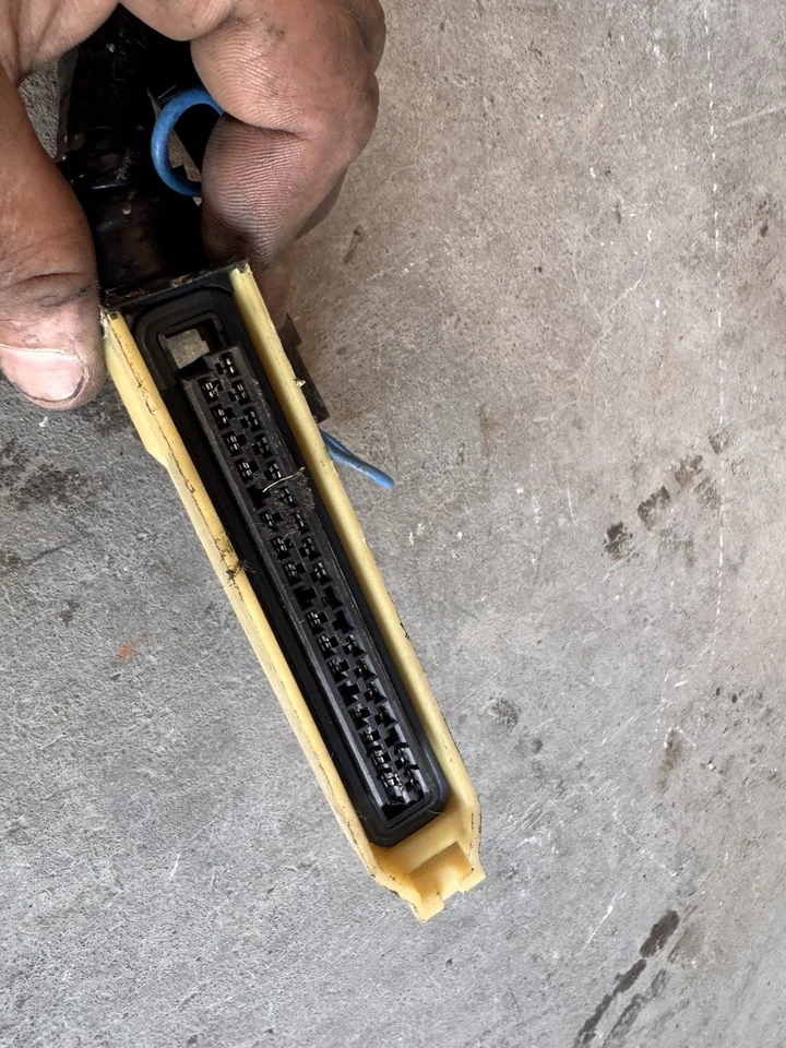 1986-1993 Volvo 240 244 245 B230F Engine Bay Wiring Harness 2.3L OEM #4970E - Image 3 of 4