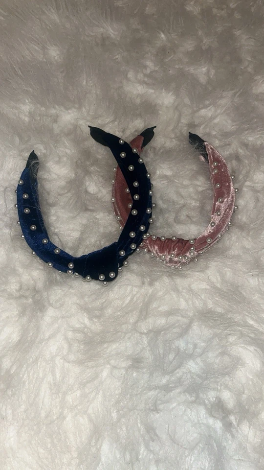 Diademas de terciopelo adornadas con perlas en rosa y azul marino Foto 4 de 4