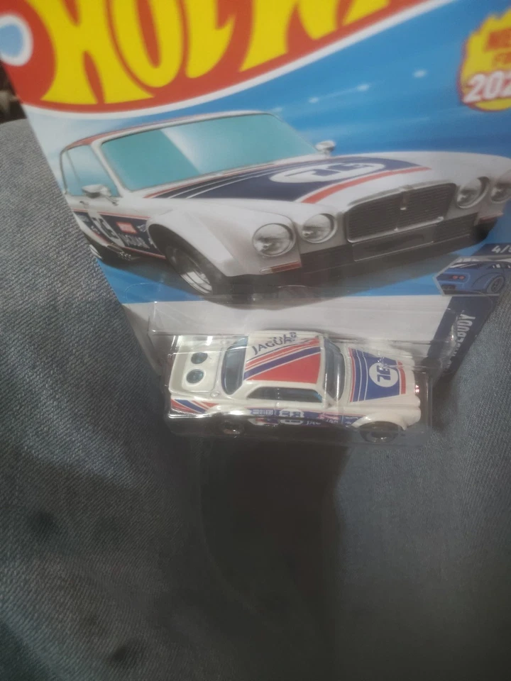 Jaguar XJC V12 2025 Hot Wheels cupé #238 Wild carrocería ancha 4/5 Foto 2 de 3