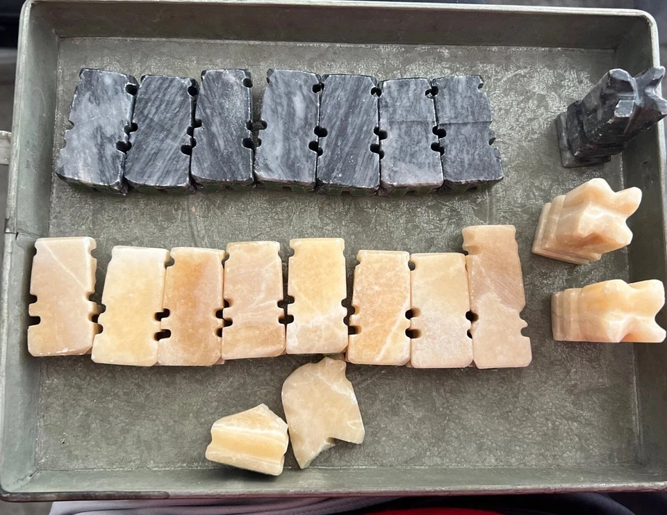 Elige una pieza de repuesto vintage de ajedrez azteca de piedra tallada a mano beige/rosa Foto 2 de 2