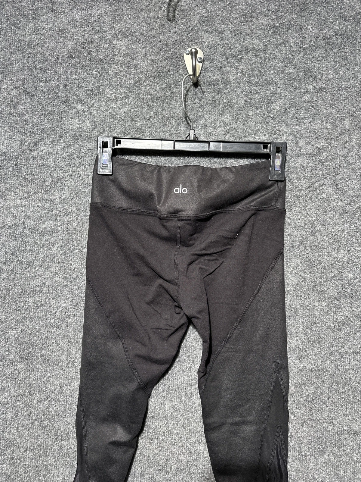 alo-yoga solid cropped capri leggings