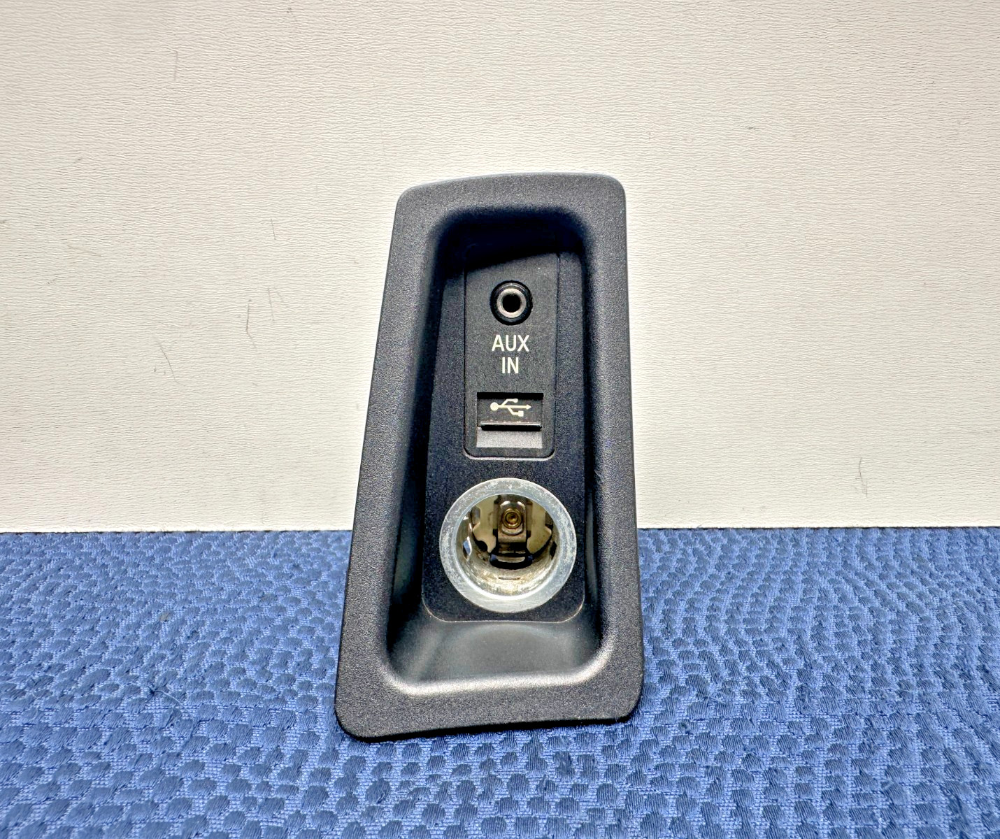BMW E82 E88 Center Console USB Audio AUX In Socket Auxiliary Input Port Plug OEM