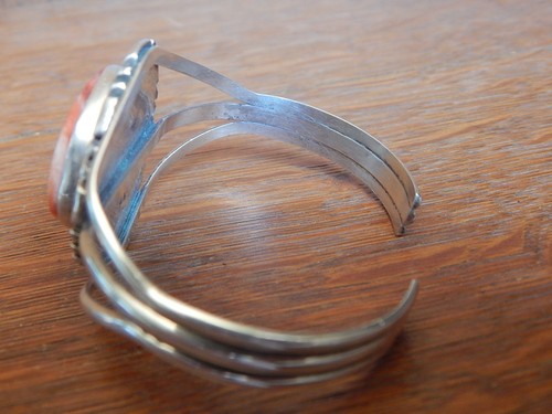 Brazalete de plata esterlina estampado ostra espinosa navajo vintage firmado TF - Imagen 5 de 10