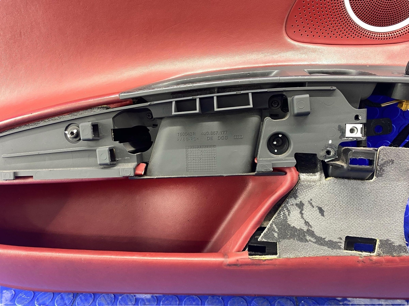 2011-2015 AUDI R8 SPYDER FRONT LEFT DOOR TRIM PANEL BLACK & RED LEATHER *INDENTS
