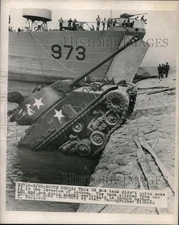 1950 Press Photo U.S. M-4 tank stuck in Inchon Harbor during Korean War maneuver