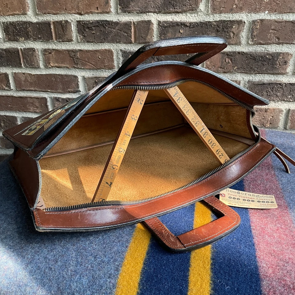 BOLSO MALETÍN MACBOOK PRO CALCOMANÍA DE VIAJE VINTAGE AÑOS 70 CUERO SILLA DE MONTAR EE. UU. R$998 Foto 2 de 4