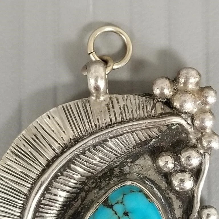 Pingente Southwest Sterling pena turquesa 925 assinado pelo artista MH flor prata - Imagem 4 de 4