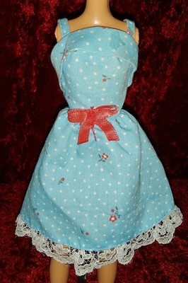 Barbie Puppe überwiegend blaues Blumenkleid